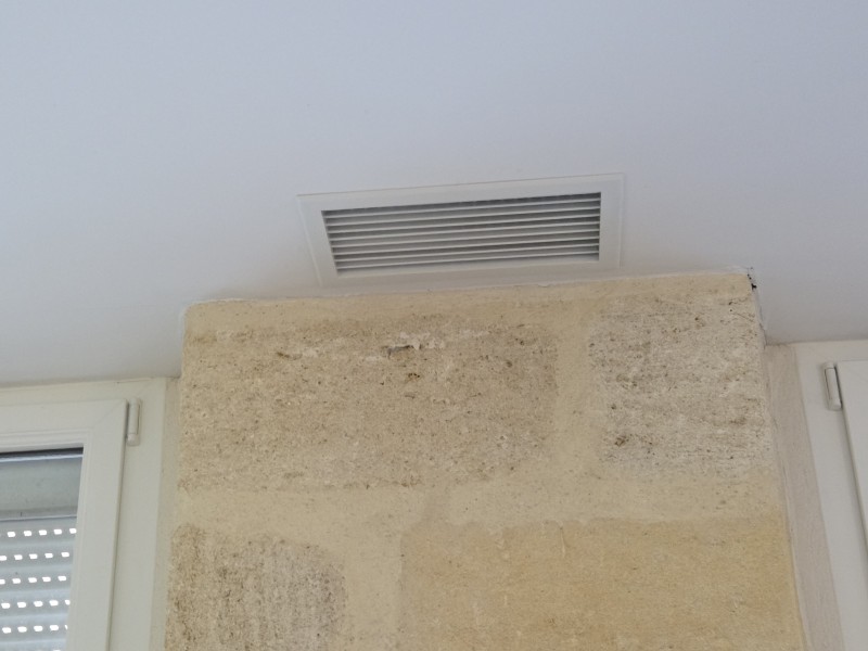 Installation climatisation réversible gainable dans une maison en pierre à Langon