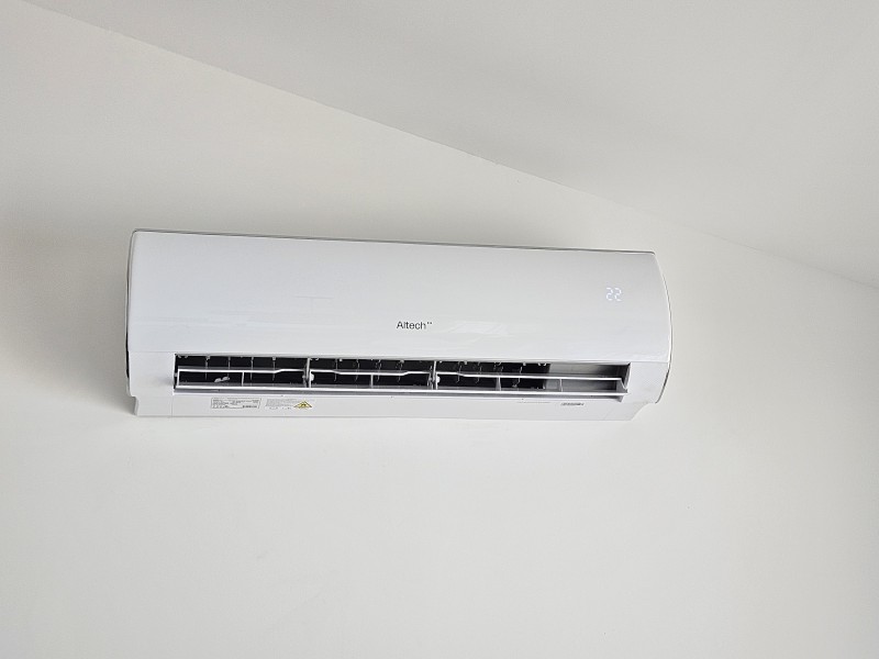 Pose d'une climatisation réversible altech à Ayguemorte les graves