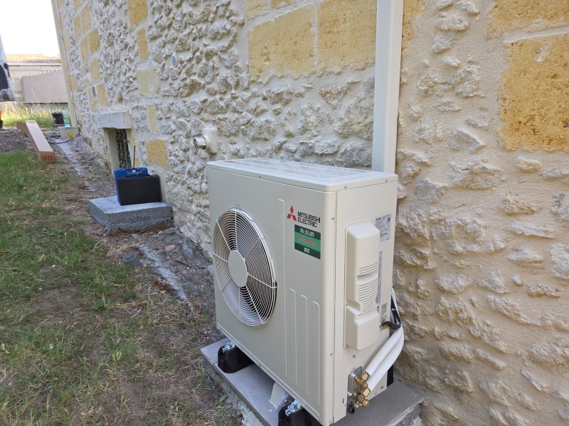 Installation climatisation réversible gainable dans une maison en pierre à Langon