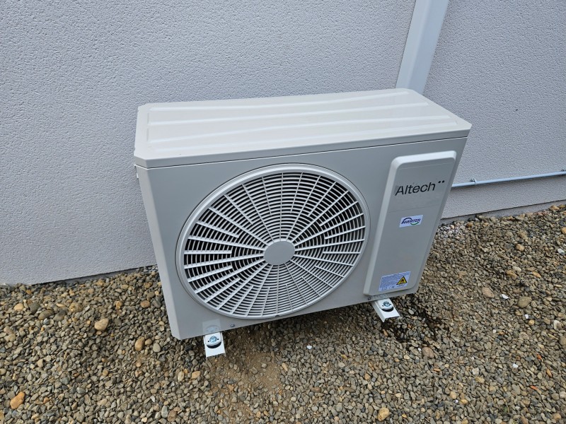 Pose d'une climatisation réversible Altech à Ayguemorte les graves 